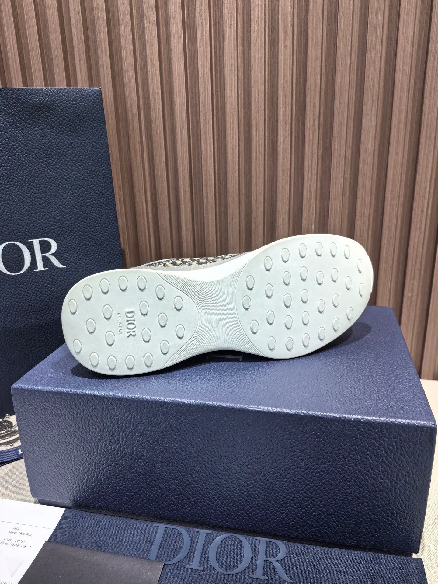 Factory price: 440💰 🔍Top purchasing agent🇮🇹 Dior's super-popular sports shoes, popular for street men, are synchronized with the new product counters. The uppers are made of Italian original imported cowhide and matched with D's customized fabrics. It is a must-have for fashionistas. The complex craftsmanship is perfectly reproduced. Imported soft cowhide foot pads, soles: original soles specially provided by the original factory, exclusive movable molded soles are super comfortable, original factory follow-up goods, 🔍🔍high quality, you can enter and exit the counter at will, welcome to compare, code number 38-45 (46 can be customized and cannot be returned or exchanged)